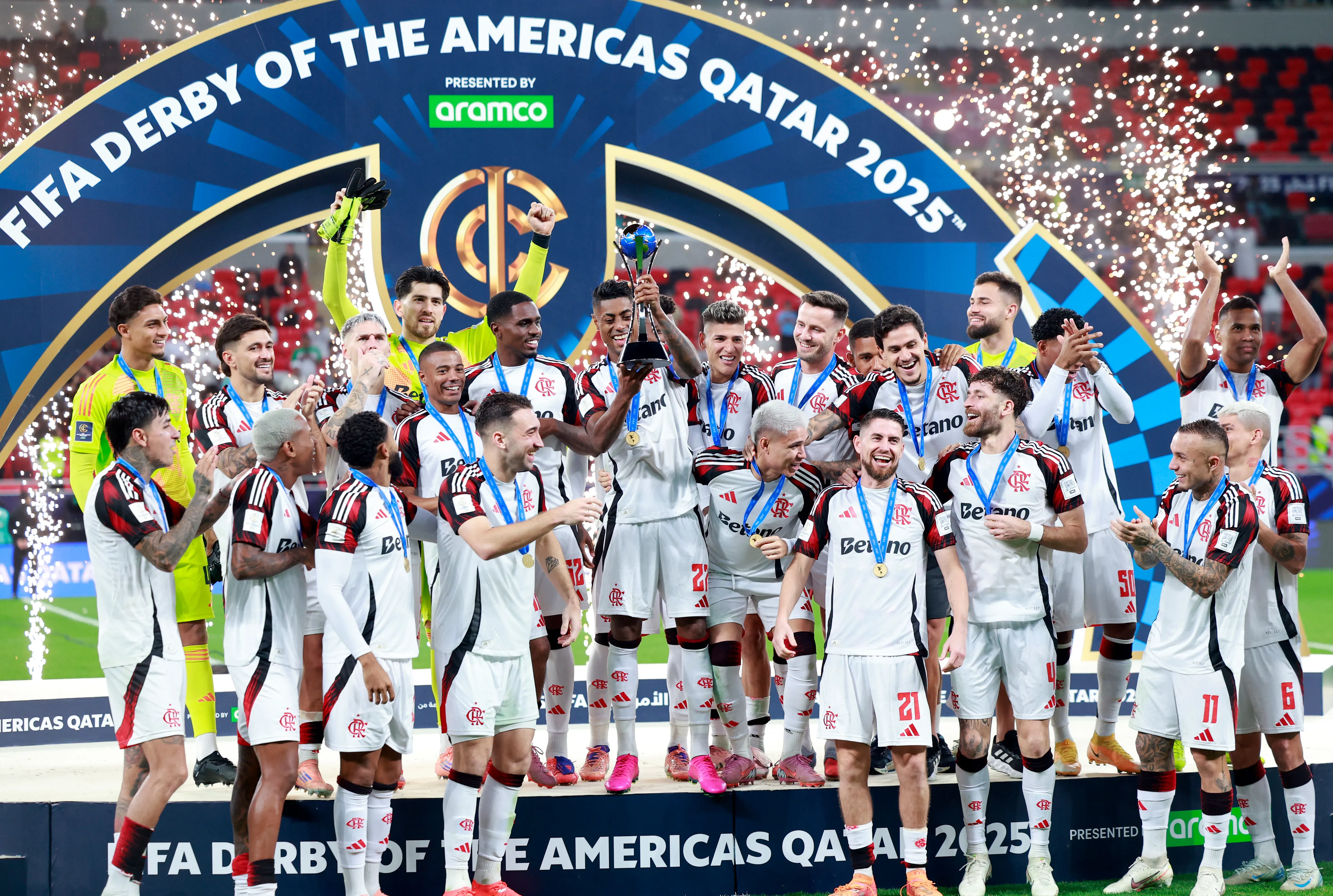 Jogadores do Flamengo após vencerem o Cruz Azul na estreia da Copa Intercontinental, que foi o Derby das Américas. (Foto: Getty Images/Getty Images)