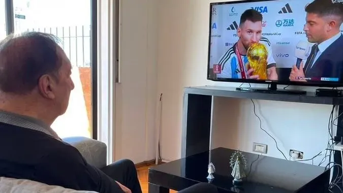 Bilardo viendo la consagración de Argentina en Qatar. (X: @GastonEdul)