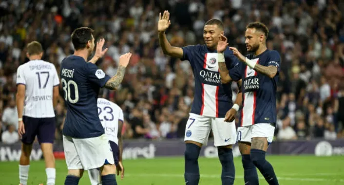 Kylian Mbappé junto a Lionel Messi y Neymar en el último partido del PSG vs. Toulouse. Este sábado, ante el mismo rival, de estar, solo el francés dará el presente. Getty Images.