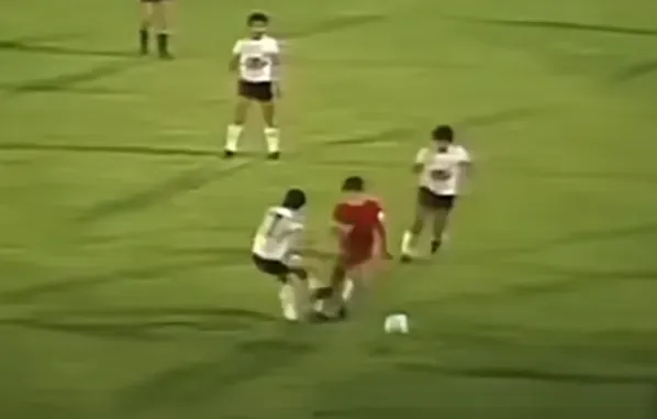 Una de las tantas patadas que recibió Maradona en el amistoso contra Colo Colo