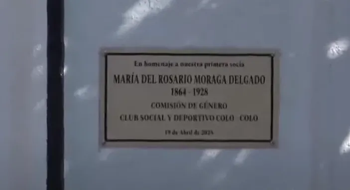 La placa en honor a Rosario Moraga, madre de Colo Colo