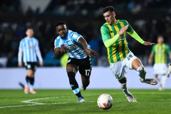 Braian Martínez en acción por Aldosivi ante Racing Club. (Getty Images).