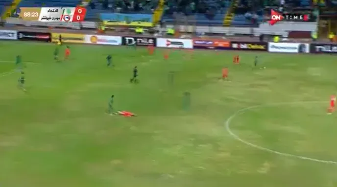 El momento que Ahmed Refaat quedó tendido en el césped del Alexandria Stadium.