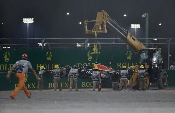 Sergio Pérez de Red Bull Racing choca durante el GP de Qatar. Foto: Getty Images