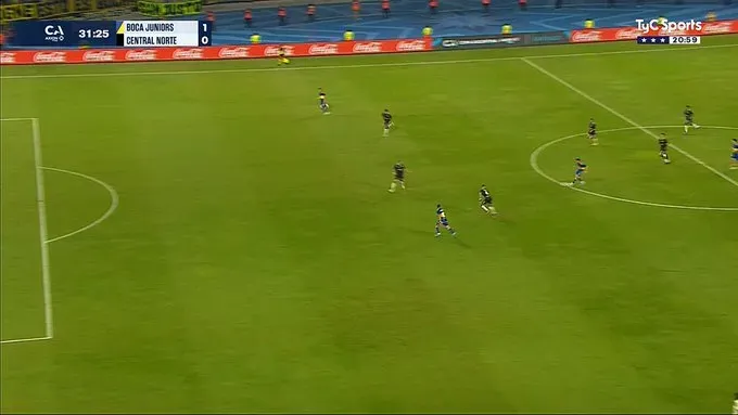 Cavani estaba en offside justo antes del último pase para el gol anulado a Merentiel (Twitter @la12tuittera).