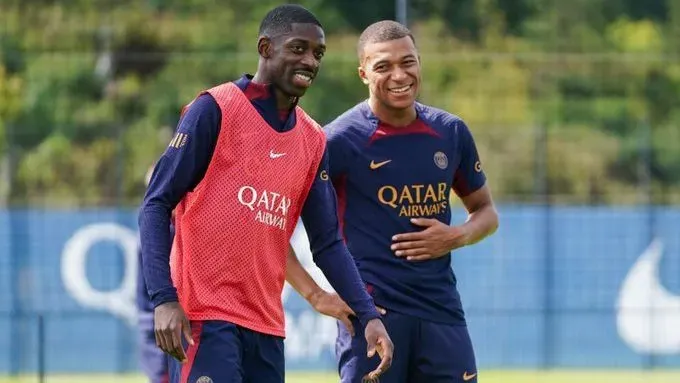 Kylian Mbappé junto a Ousmane Dembélé en la práctica del primer equipo del PSG. @PSG_Inside