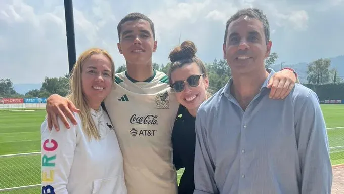 Mateo junto a Eugenia (madre), Martina (hermana mayor) y Mariano (padre).