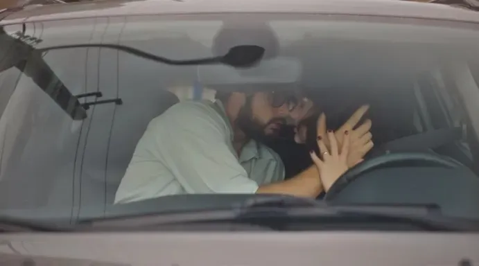 Hélio e Petra se beijam dentro do carro. Foto: Reprodução/Globo