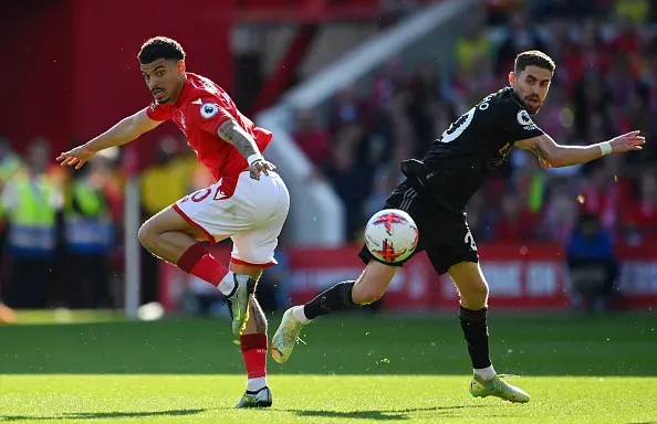 Acción de juego entre Nottigham Forest y Arsenal. Getty.