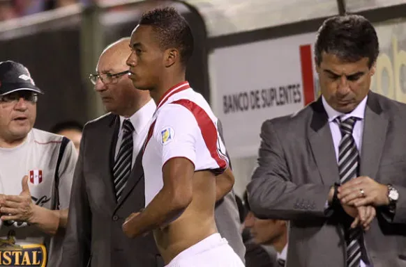 Sergio Markarián le da indicaciones a André Carrillo en la selección de Perú. (Getty Images).