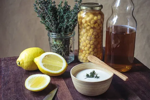 Ingredientes para la mayonesa vegana (Getty).