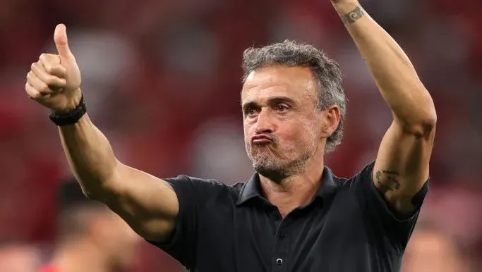 AL RAYYAN, QATAR – DECEMBER 06: Luis Enrique, Head Coach of Spain, applauds fans after the penalty shootout loss during the FIFA World Cup Qatar 2022 Round of 16 match between Morocco and Spain at Education City Stadium on December 06, 2022 in Al Rayyan, Qatar. (Photo by Julian Finney/Getty Images)