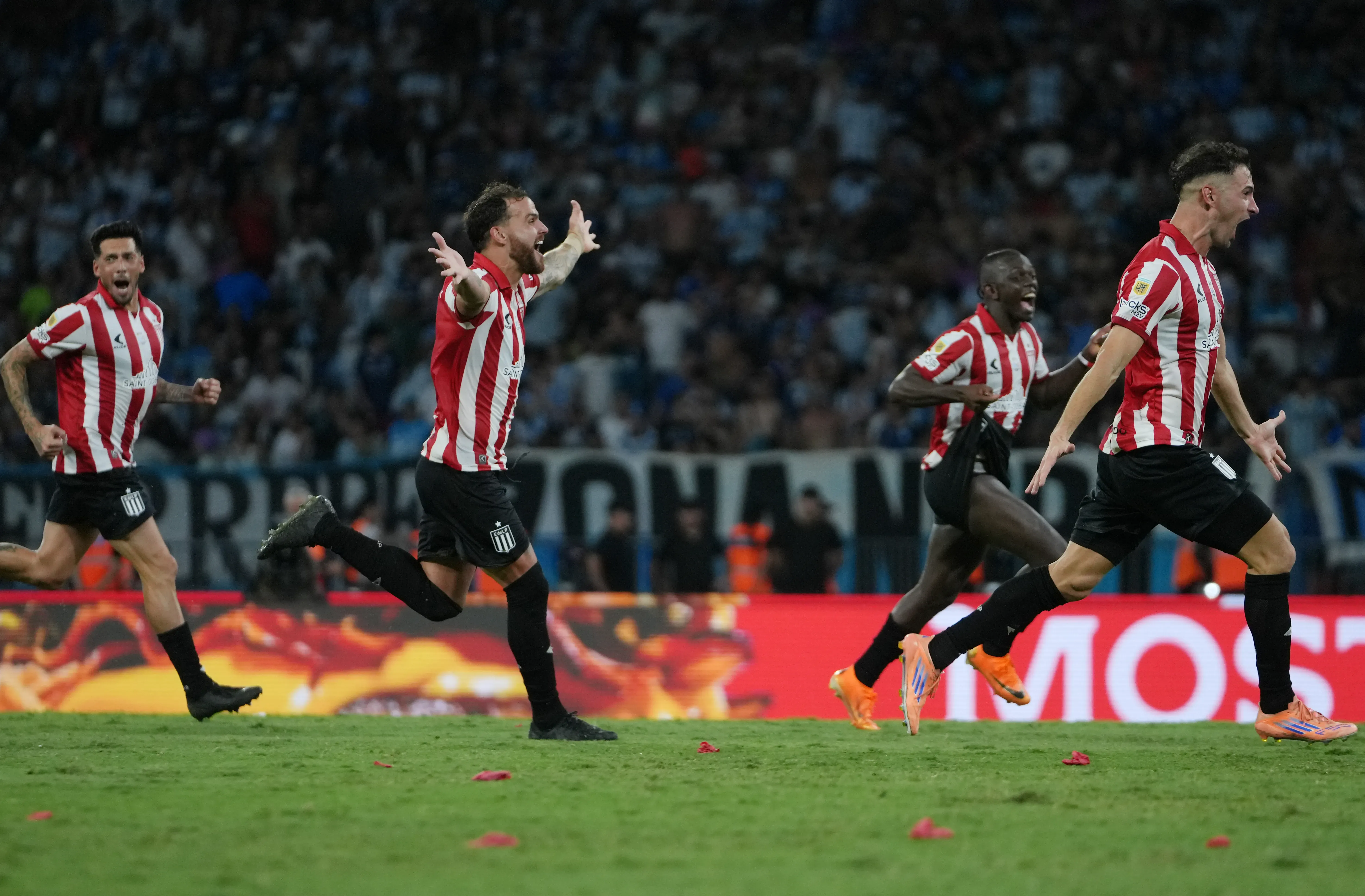 Los jugadores de Estudiantes celebran el título ante Racing. (Foto: Getty)