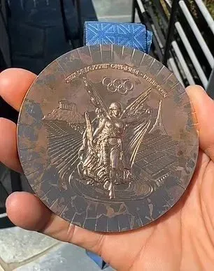 Así quedó la medalla de bronce de Nyjah Huston en París 2024 (X).