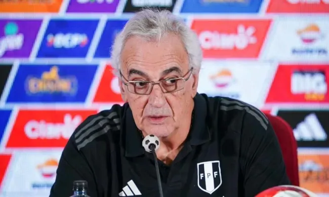 Jorge Fossati en conferencia de prensa. (Foto: FPF).