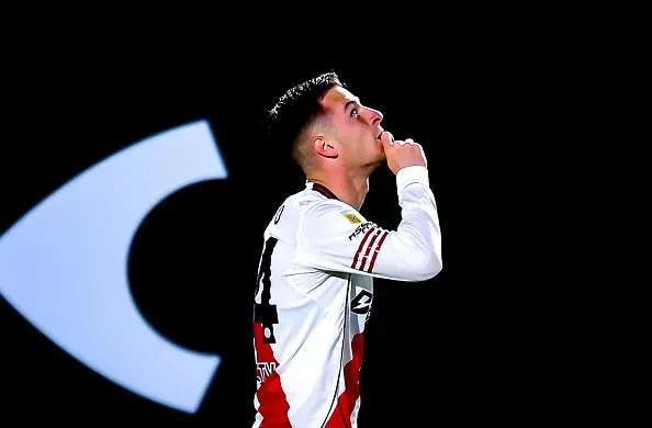 Giuliano Galoppo, do River Plate comemora seu gol contra Estudiantes pelo Campeonato Argentino, em La Plata, Argentina. Foto: Marcelo Endelli/Getty Images