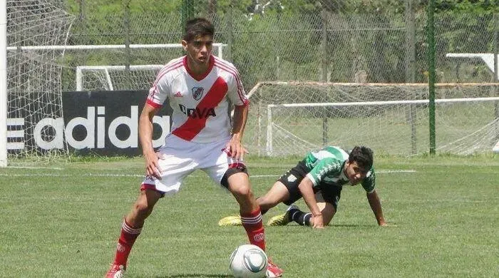 Julio Zúñiga con la camiseta de River en Reserva.