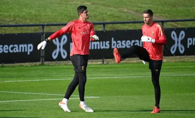 Courtois y Casteels compartieron la convocatoria en Bélgica por años.