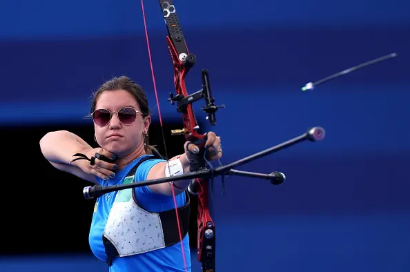 Ana Luiza Caetano nas oitavas do tiro com arco. Foto: Alex Pantling/Getty Images