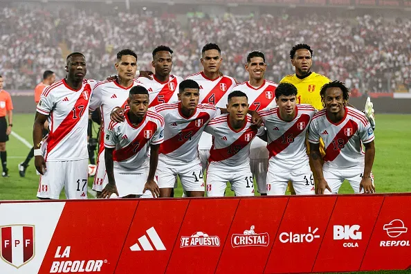 Guerrero y Advíncula fueron titulares en el último partido de Eliminatorias de Perú ante Argentina en Lima.