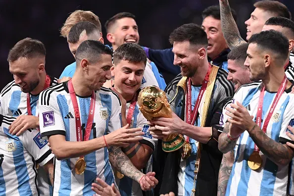 Di María, Dybala y Messi, enamorados de la Copa del Mundo.