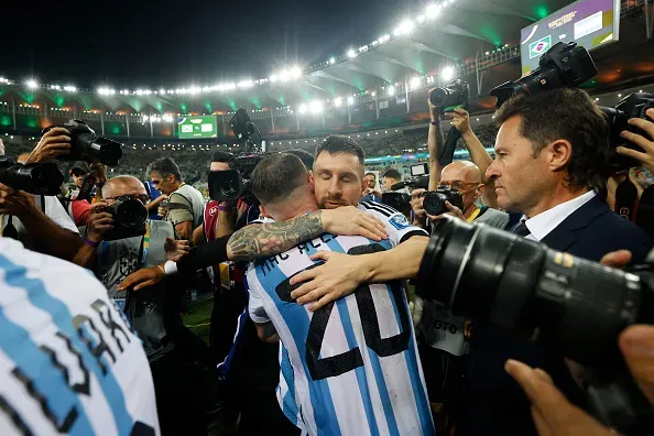 Abrazo entre Mac Allister y Messi tras el triunfo de Argentina en el Maracaná.