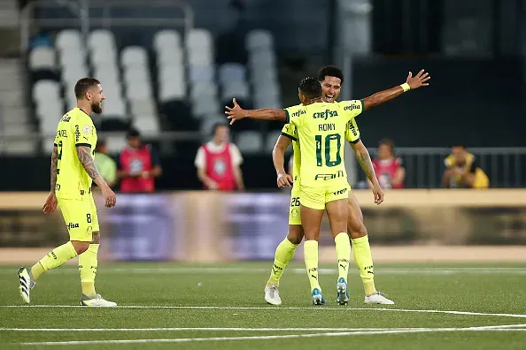 Murilo, zagueiro do Palmeiras, comemora o gol com Rony. Wagner Meier/Getty Images.
