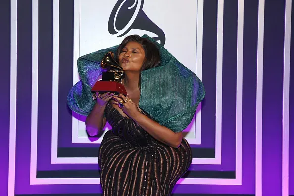 Gaby Amarantos com o estatueta do Grammy Latino. Foto: Vittorio Zunino Celotto/Getty Images