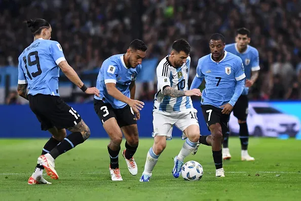 Messi em jogo contra o Uruguai na La Bombonera, pelas Eliminatórias. Foto: Rodrigo Valle/Getty Images.