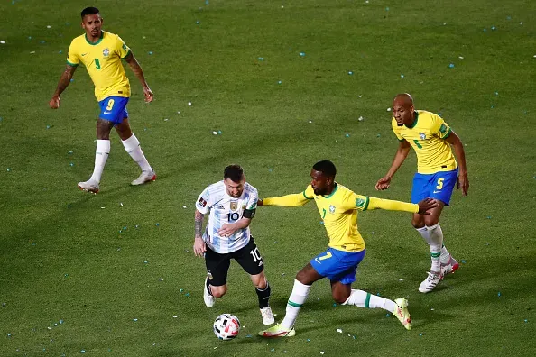 Lionel Messi enfrentando a seleção brasileira em 2021. Foto: Marcos Brindicci/Getty Images