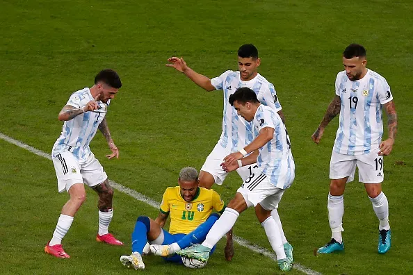 Brasil e Argentina em jogo no Maracanã, na final da Copa América de 2021. Foto: Wagner Meier/Getty Images.