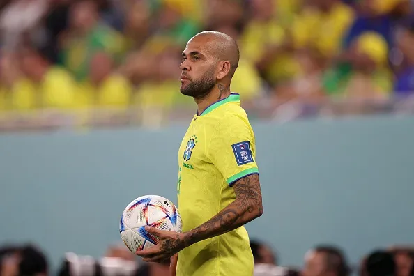 Foto: Michael Steele/Getty Images – Daniel Alves disputou a Copa do Mundo de 2022 pela Seleção Brasileira