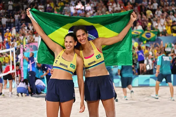 Ana Patrícia e Duda confirmaram o favoritismo no vôlei de praia. Foto: Michael Reaves/Getty Images