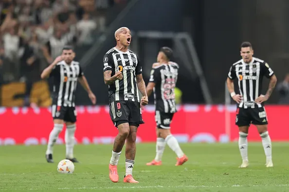 Deyverson comemorando um dos gols marcados. Gilson Lobo/Getty Images