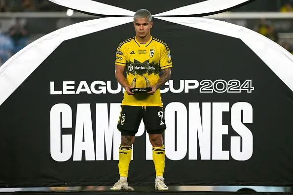 Cucho Hernandez do Columbus Crew posa para foto oficial após conquista do título na Leagues Cup 2024. Foto: Jason Mowry/Getty Images