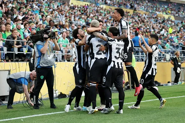 Jair Cunha, camisa 32 do Botafogo comemora com o time seu gol contra o Seattle Sounders FC na estreia do Mundial de Clubes. Foto: Buda Mendes/Getty Images