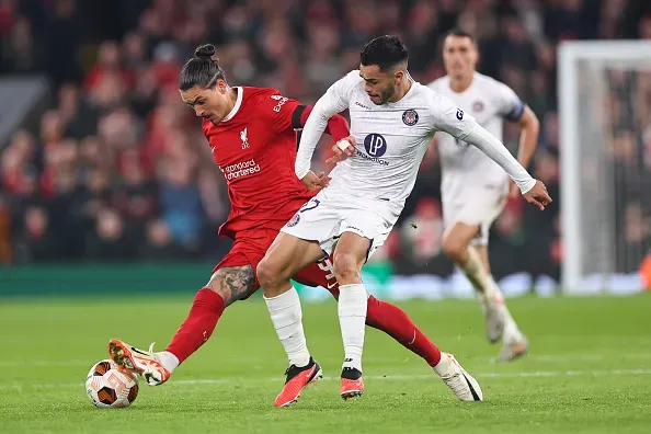 Suazo fue titular contra Liverpool por Europa League, pero tras su error frente al arco rival fue reemplazado poco después en Toulouse.
