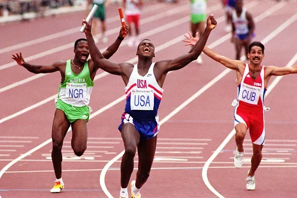 Carl Lewis gana la medalla de oro en los 4×100 metros con relevo de los Juegos Olímpicos de Barcelona 1992.