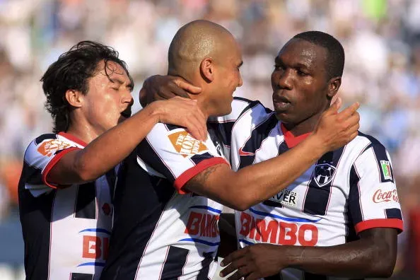 Williams Paredes y Walter Ayoví celebran con Humberto Chupete Suazo. Los dos estuvieron en un programa conducido por un ex delantero del Monterrey. (Alfredo Lopez/Jam Media/LatinContent via Getty Images)