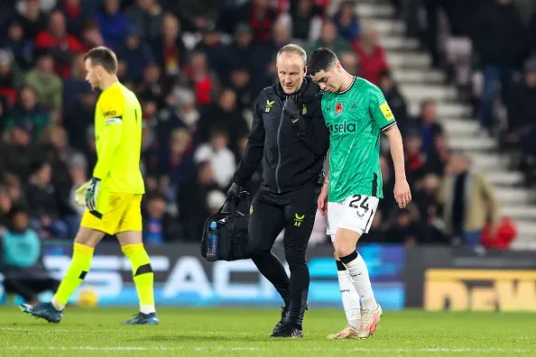 Miguel Almirón se retiró en apenas media hora y puede perderse el partido con Chile. Enner Valencia tiene más días de recuperación, pero dependerá de la gravedad de sus molestias. Foto: Getty Images.