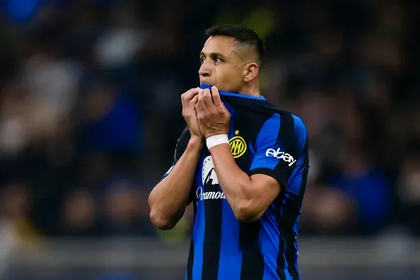 Alexis Sánchez tendrá que seguir esperando en la banca para sumar minutos en Inter de Milán. Foto: Getty Images.