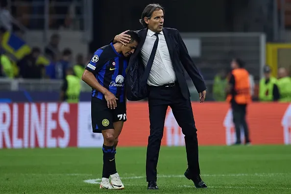 Simone Inzaghi le prestó ropa a Alexis Sánchez tras perderse el gol sin arquero ante Hellas Verona. Foto: Getty Images.