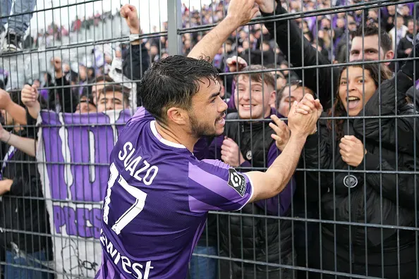 Pese a los altibajos, Gabriel Suazo se ha sabido ganar el cariño de los hinchas en el Toulouse. | Foto: Getty Images.