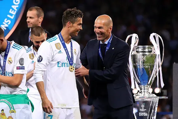 Zinedine Zidane, abraza a Cristiano Ronaldo tras la final de la Liga de Campeones de la UEFA entre el Real Madrid y el Liverpool el año 2018.