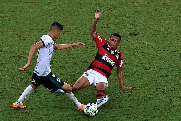 Wesley dá carrinho para roubar a bola do adversário. Foto: Buda Mendes/Getty Images