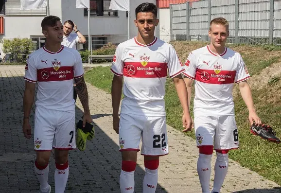 Pablo Maffeo, junto con Nico González y Santiago Ascacibar en Stuttgart
