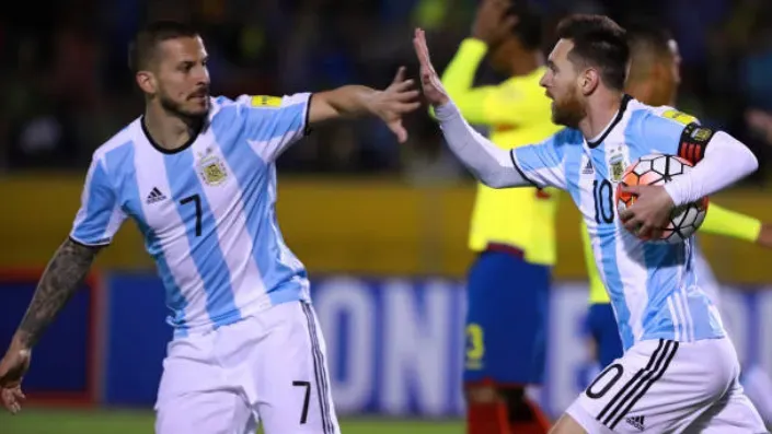 Darío Benedetto en la Selección Argentina junto a Lionel Messi. Getty Image.