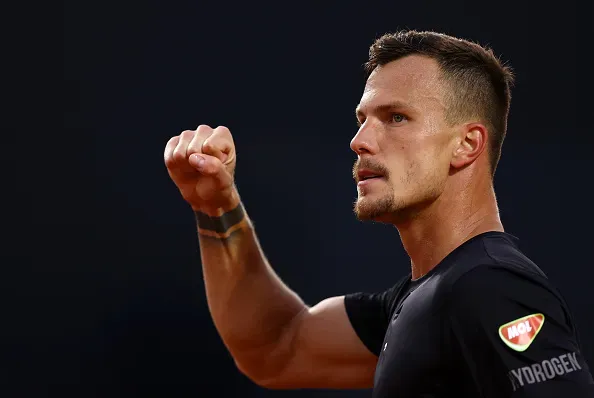 Fucsovics vem de resultados discretos no saibro. Créditos: Alex Pantling/Getty Images