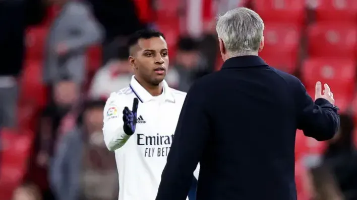 Rodrygo Goes junto a Carlo Ancelotti en el Real Madrid. Getty Images.