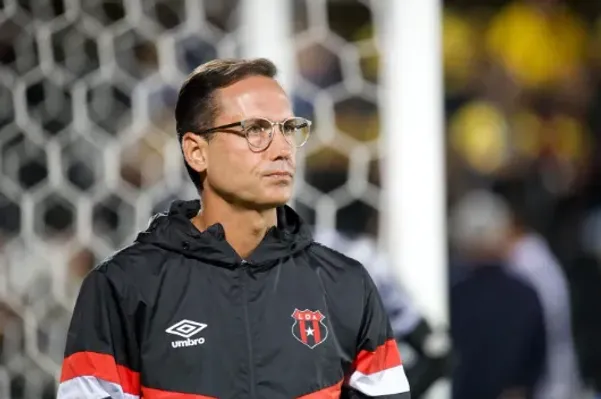 Marcelo Sarvas como asistente técnico del Machillo Ramírez en Alajuelense